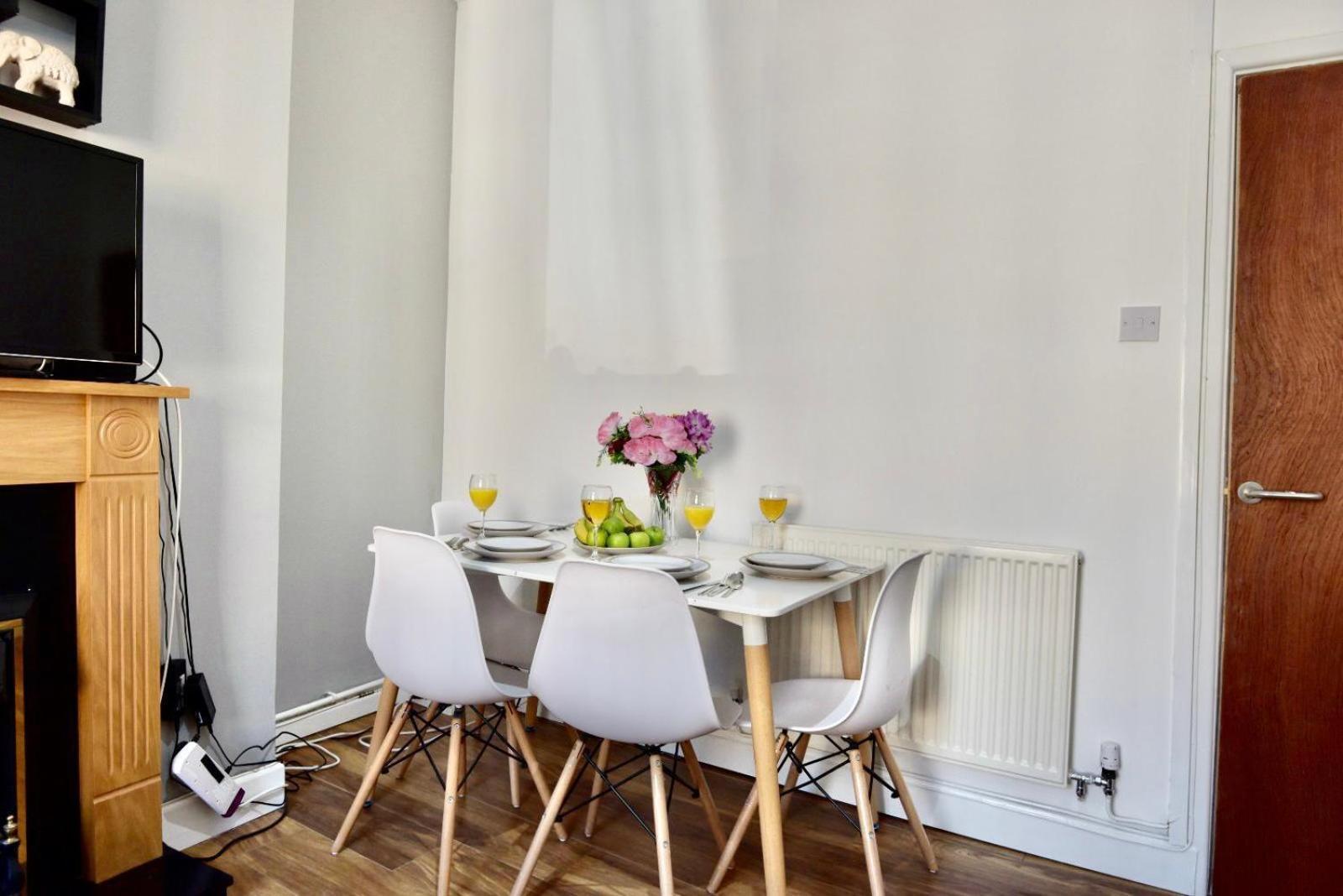 Come On In Lucas Street Newport Train Station Sleep Upto 8 Villa Exterior foto